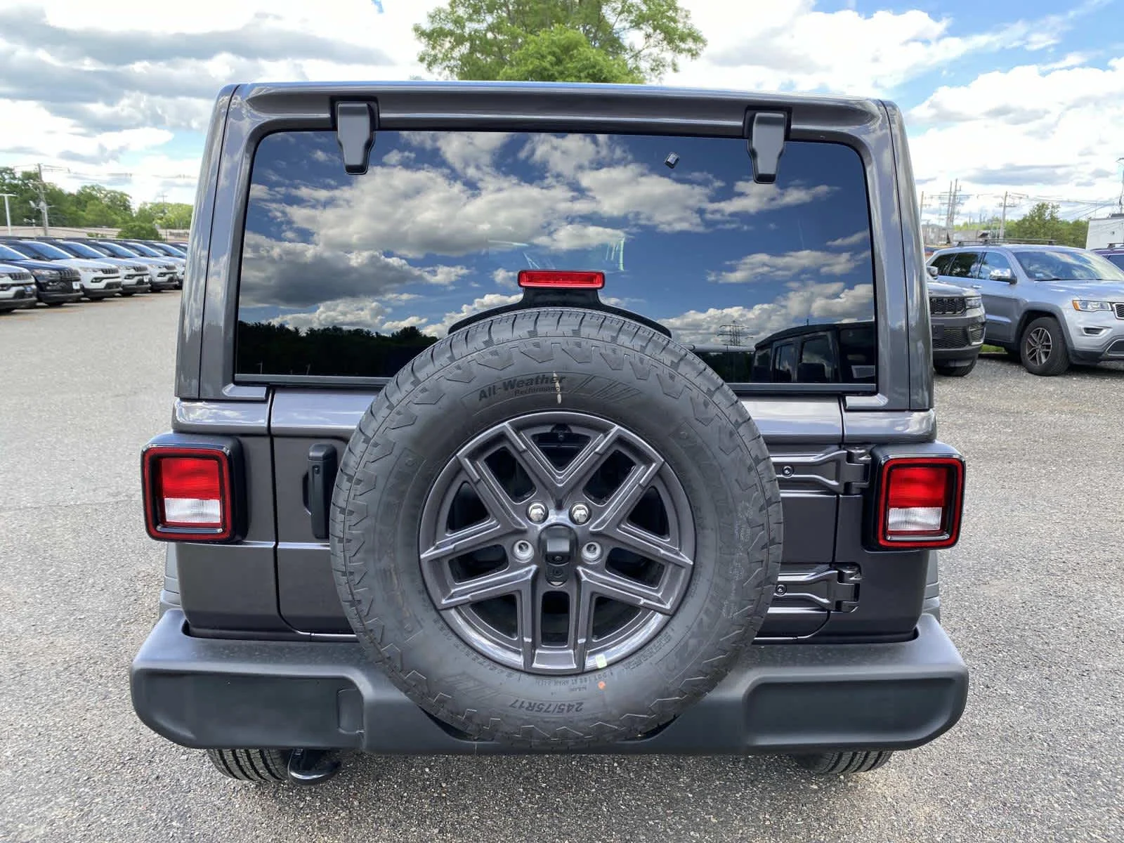 New 2026 Granite Crystal Metallic Clearcoat Jeep Sport S image 4