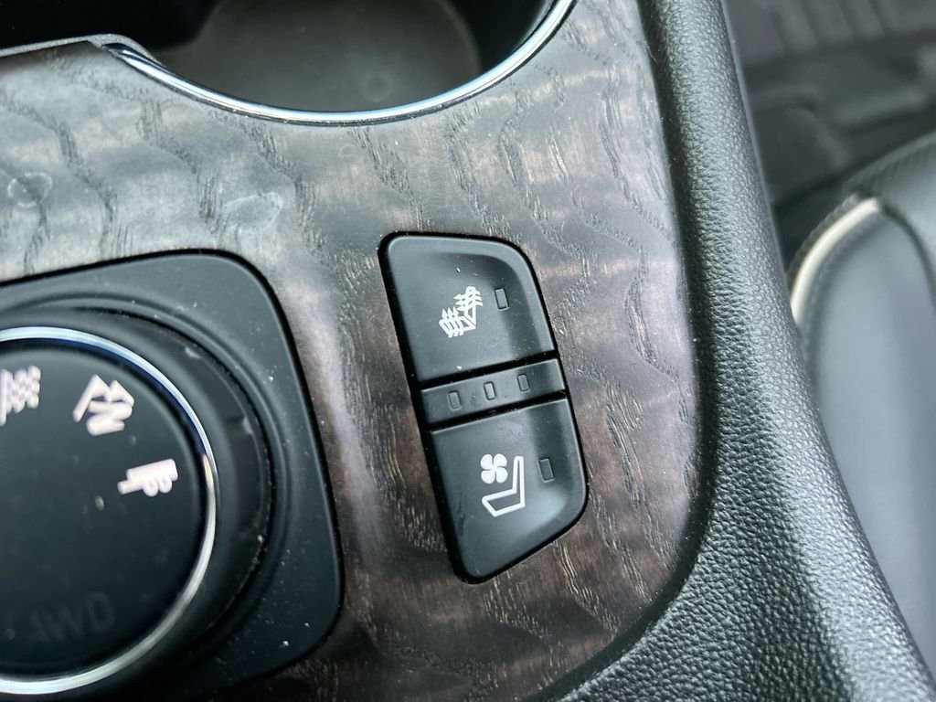 Used 2023 White GMC Denali image 33
