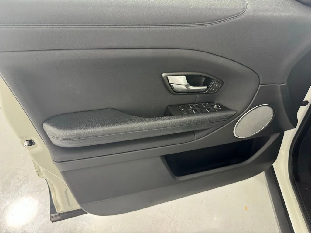 Used 2019 Fuji White Land Rover SE image 12