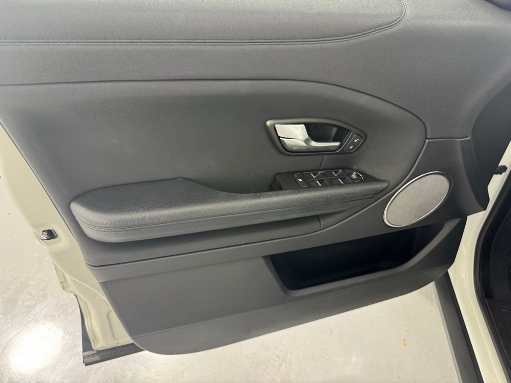 Used 2019 Fuji White Land Rover SE image 12
