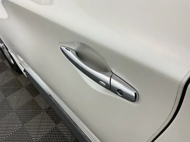 Used 2015 White INFINITI Base image 13