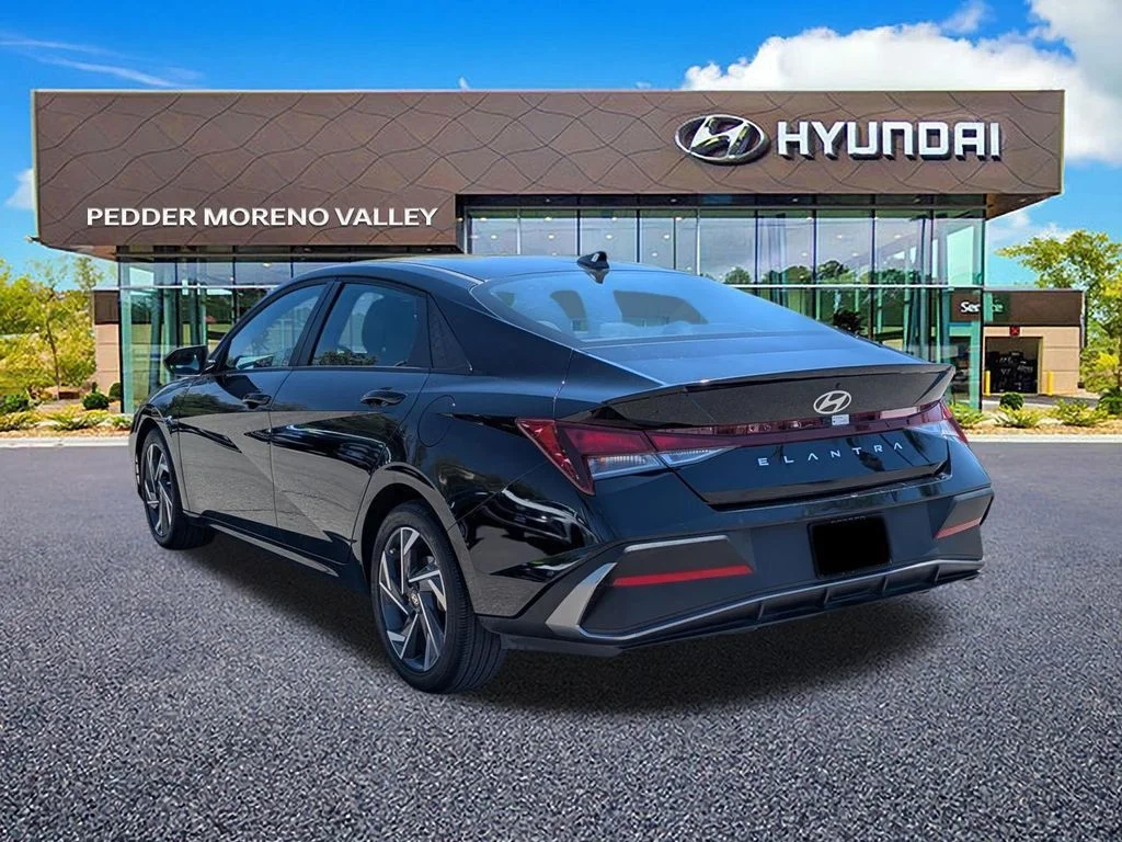 Used 2025 Black Hyundai SEL Sport image 5