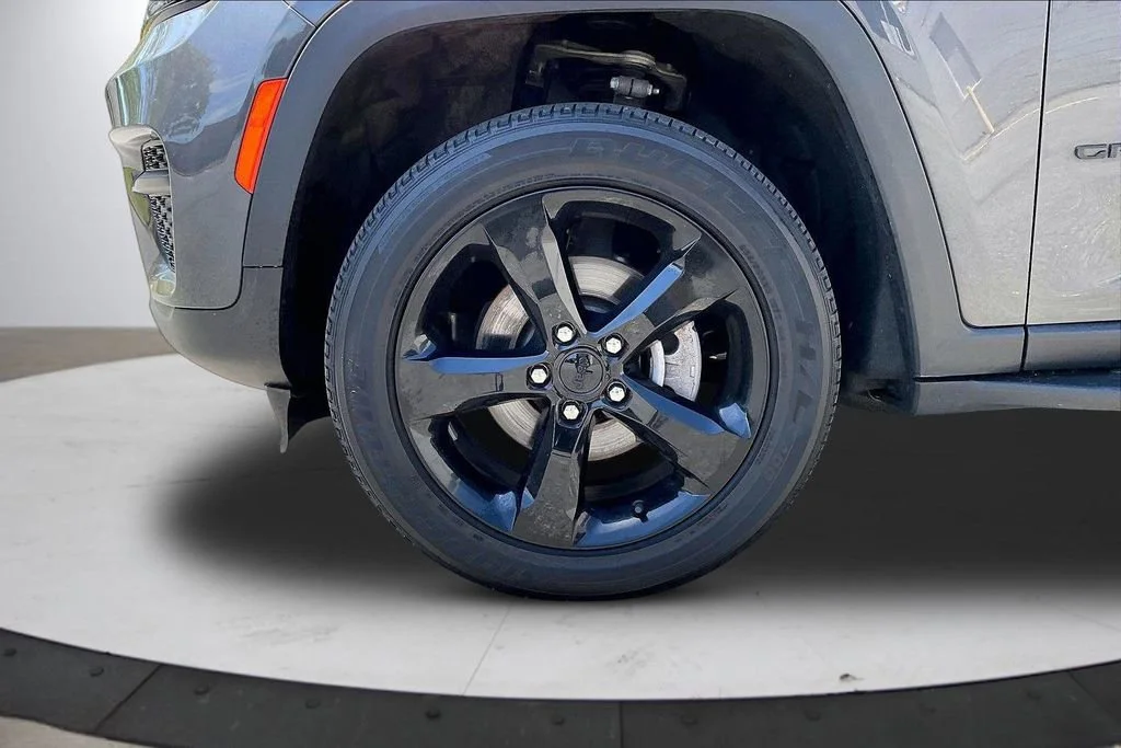 Used 2023 Gray Jeep Altitude 4x4 image 37