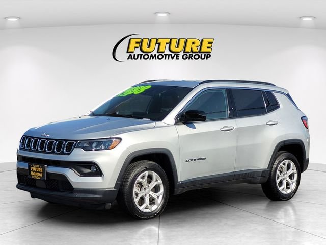 Used 2024 Silver Jeep Latitude image 5