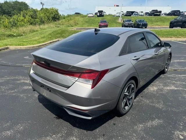 Used 2023 Silver Hyundai SEL image 3