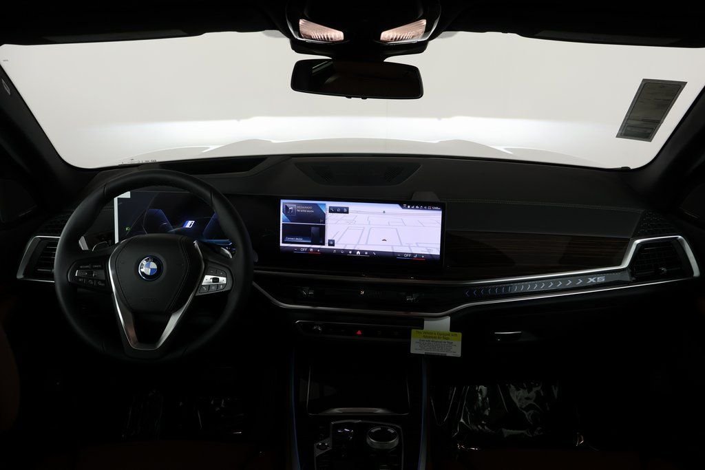 New 2026 Mineral White Metallic BMW xDrive50e image 4