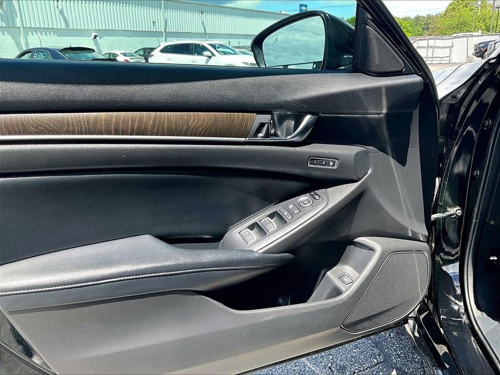 Used 2018 Black Honda Touring image 9