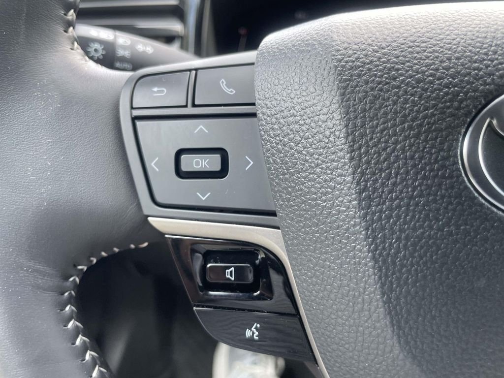 Used 2025  Toyota SE image 22