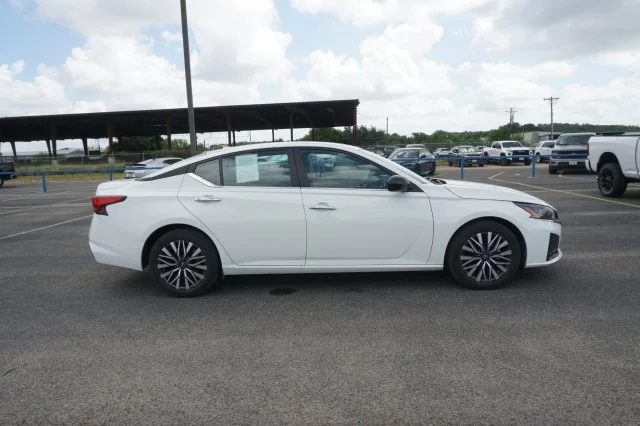 Used 2025 WHITE Nissan SV image 4