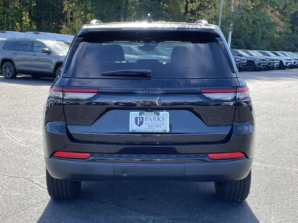 Used 2023 Black Jeep Altitude image 7