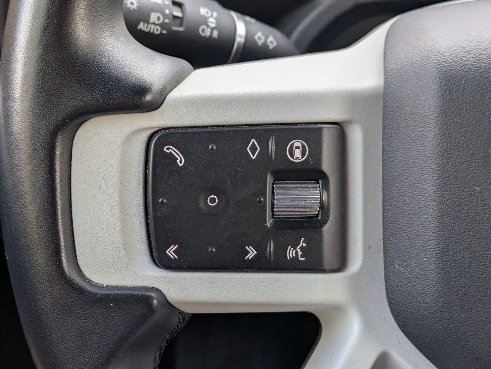 Used 2025 Fuji White Land Rover X-Dynamic SE image 17