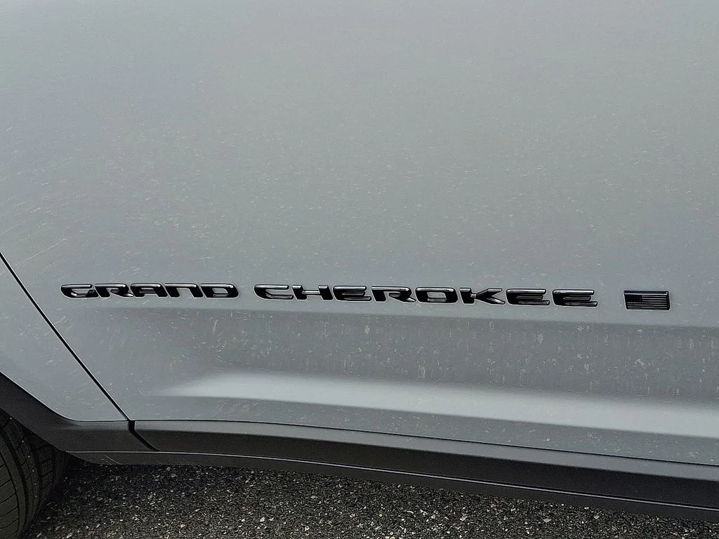 New 2026 Silver Zynith Exterior Paint Jeep Altitude image 6