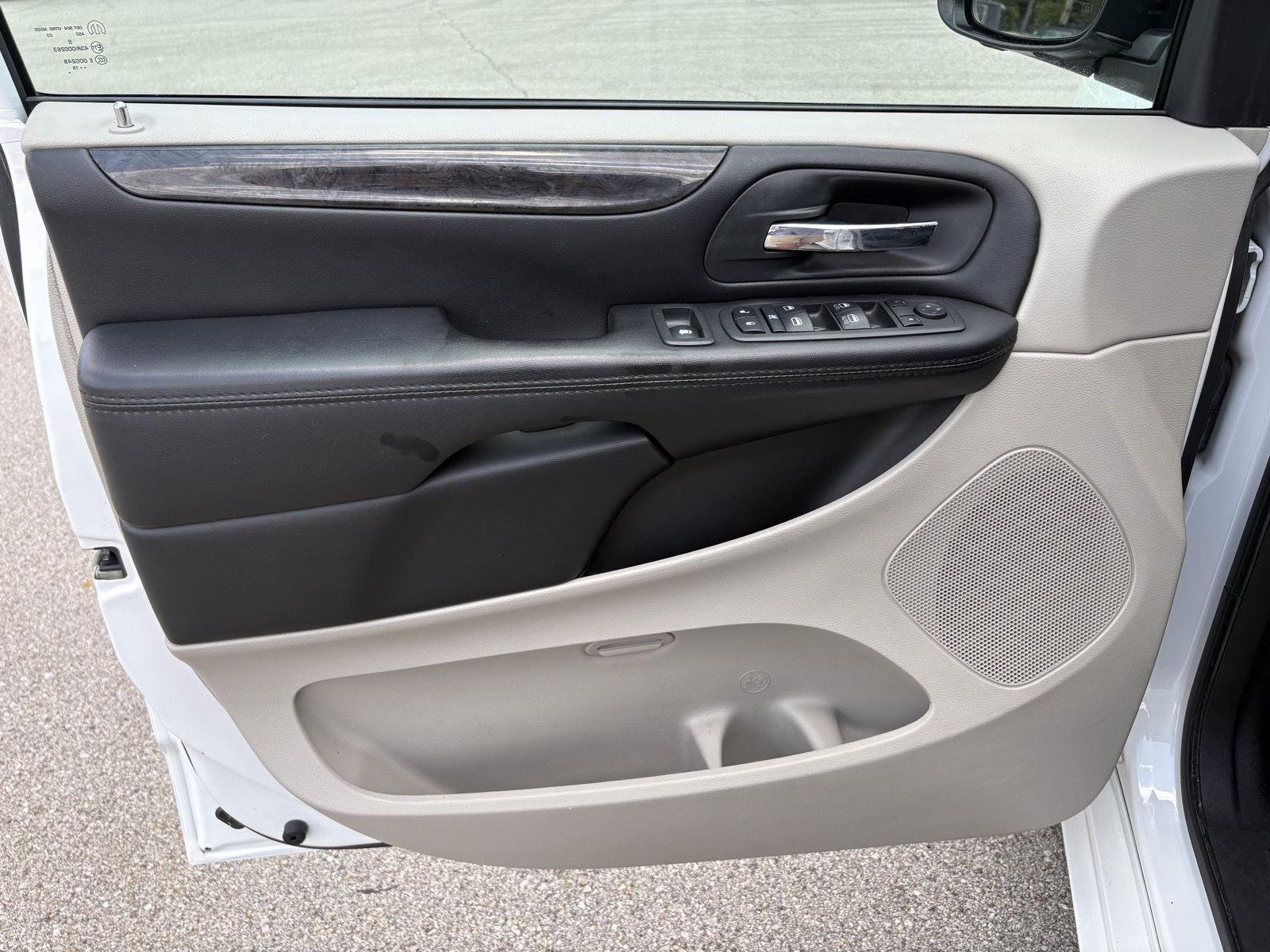 Used 2019 White Knuckle Clearcoat Dodge SE image 26