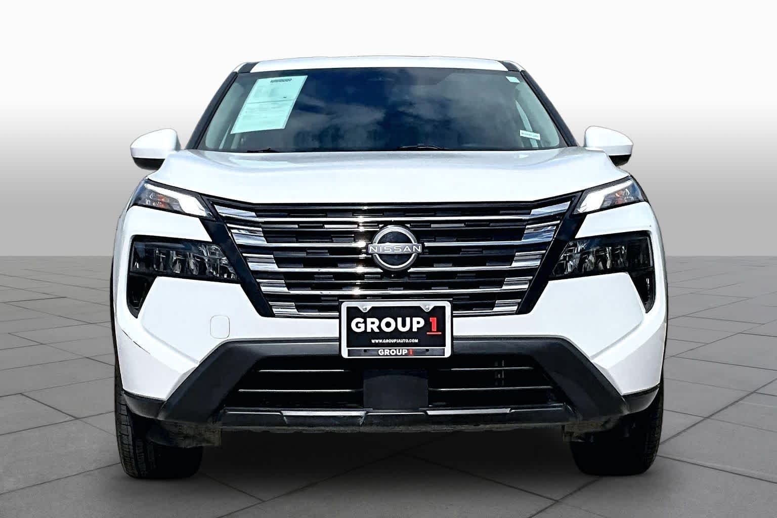 Certified Used 2025 Everest White Pearl Nissan SV image 4