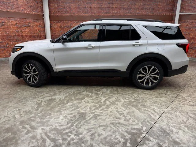New 2026 Star White Metallic Tri-Coat Ford ST-Line image 2