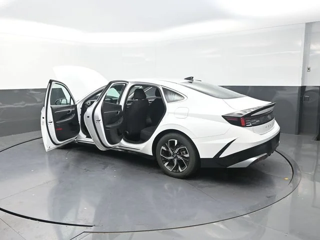 Used 2025 White Hyundai SEL image 43