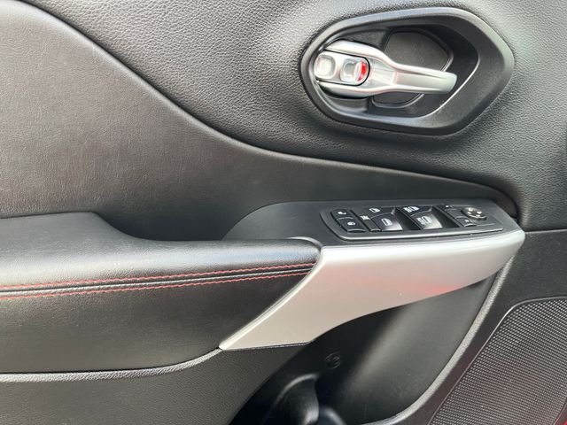 Used 2017 Red Jeep Trailhawk image 11