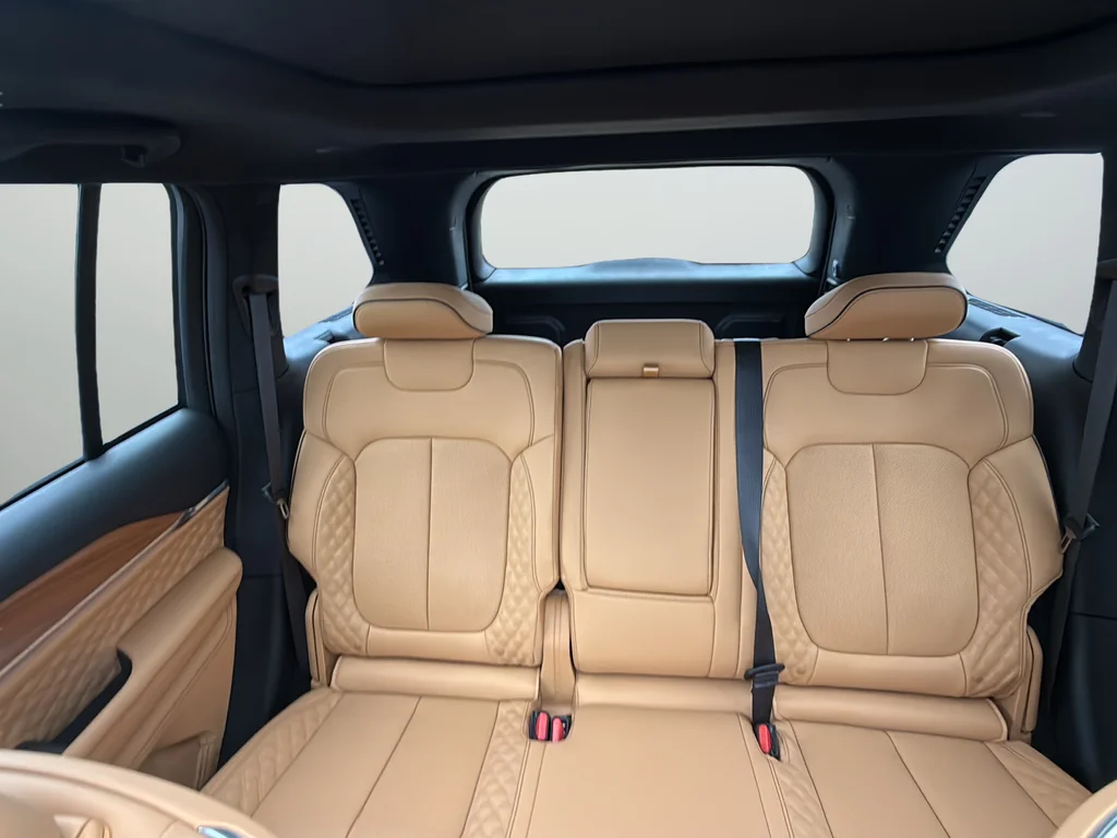 New 2025 Bright White Clear-Coat Exterior Paint Jeep Summit Reserve image 38