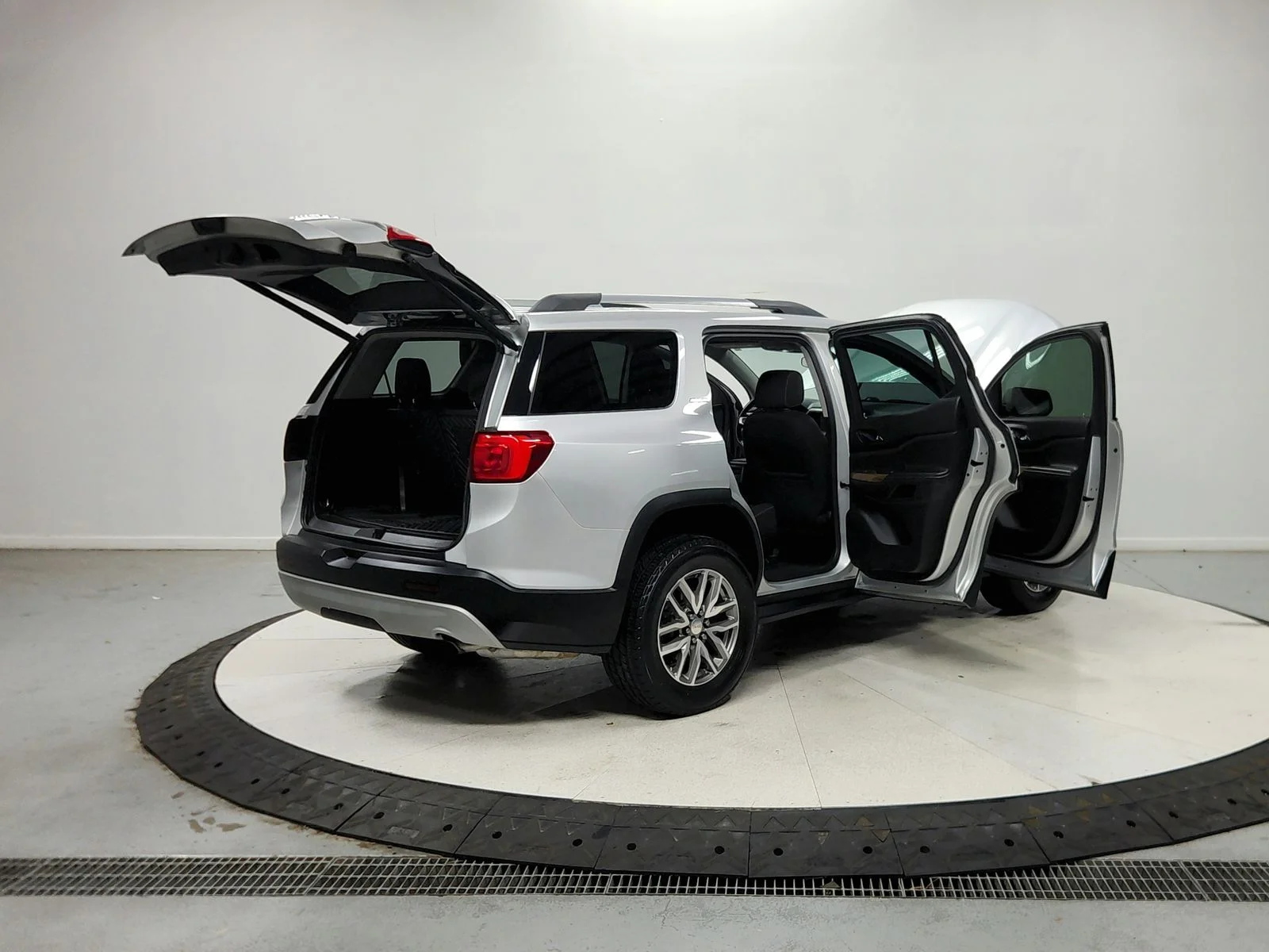 Used 2018 Silver GMC SLE-2 image 16