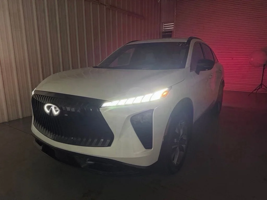 New 2027 RADIANT WHITE INFINITI Luxe AWD image 9