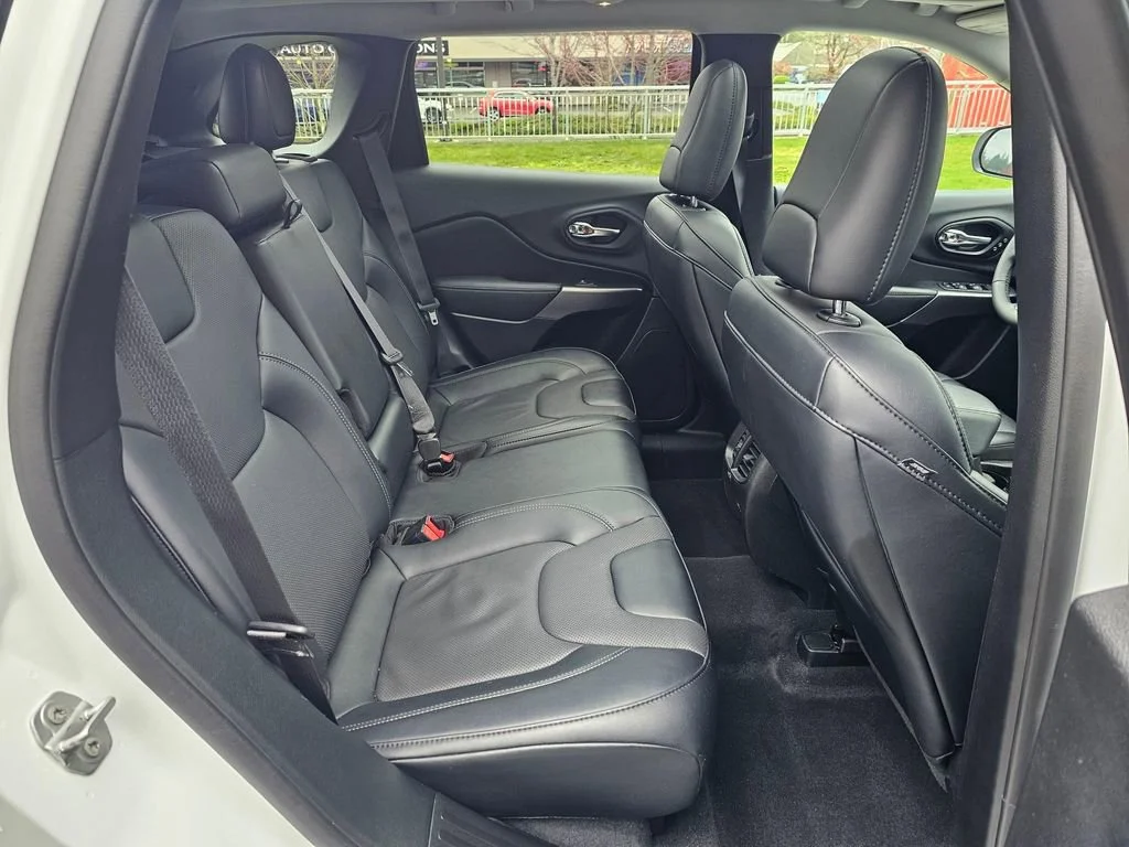 Used 2022  Jeep Limited image 12