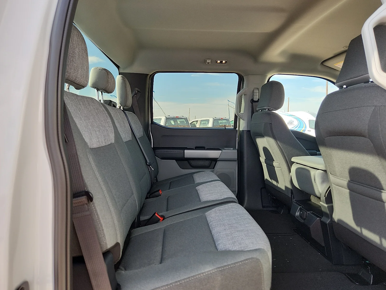 New 2027 Oxford White Ford XLT image 19
