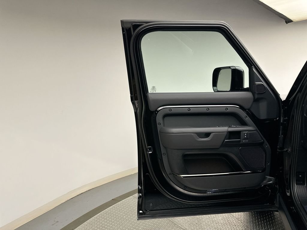 New 2026 Narvik Black Land Rover OCTA image 17