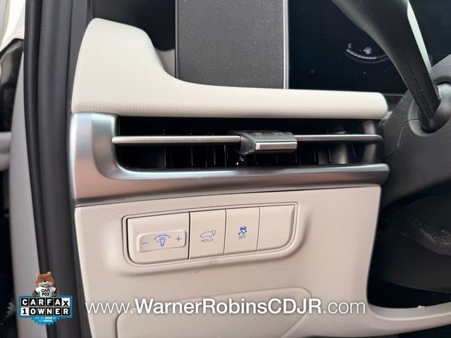 Used 2025 White Hyundai SEL image 30