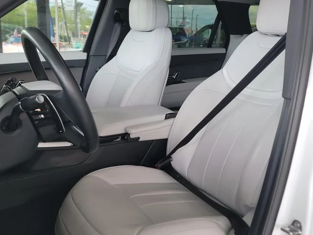 Used 2024  Land Rover SE image 9