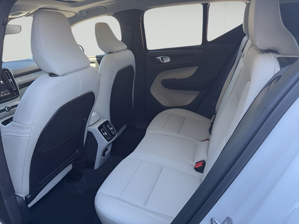 2026 Volvo XC40 Plus - Photo 8