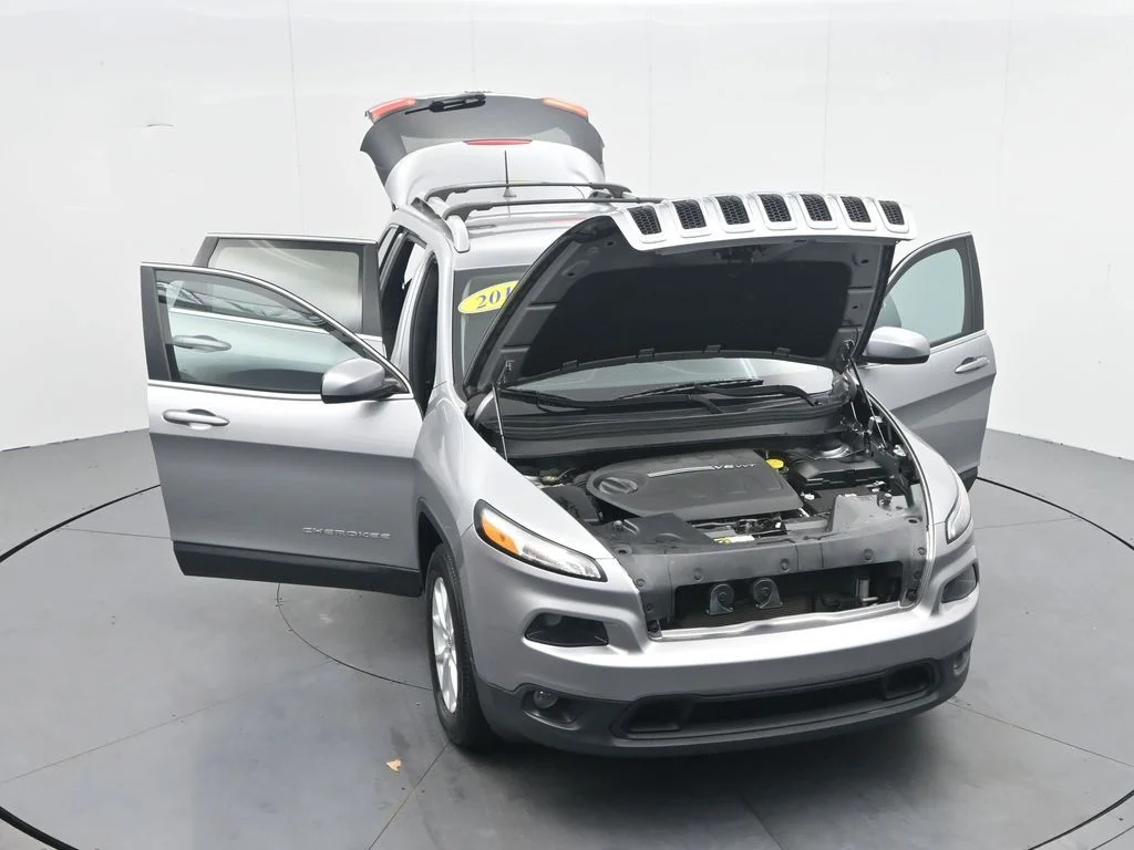 Used 2017 Billet Silver Metallic Clearcoat Jeep Latitude image 39