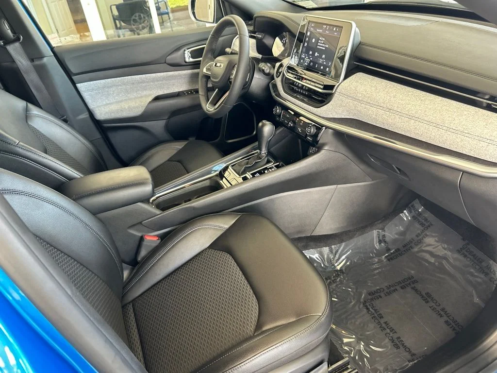 Used 2025 Blue Jeep Latitude image 26