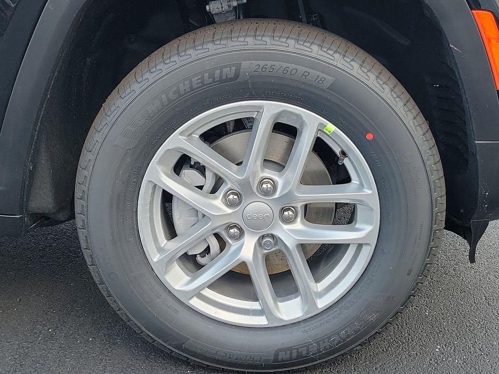 New 2026 Diamond Black Crystal Pearlcoat Jeep Laredo image 5