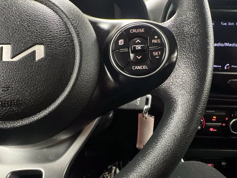 Used 2022 White Kia LX image 22