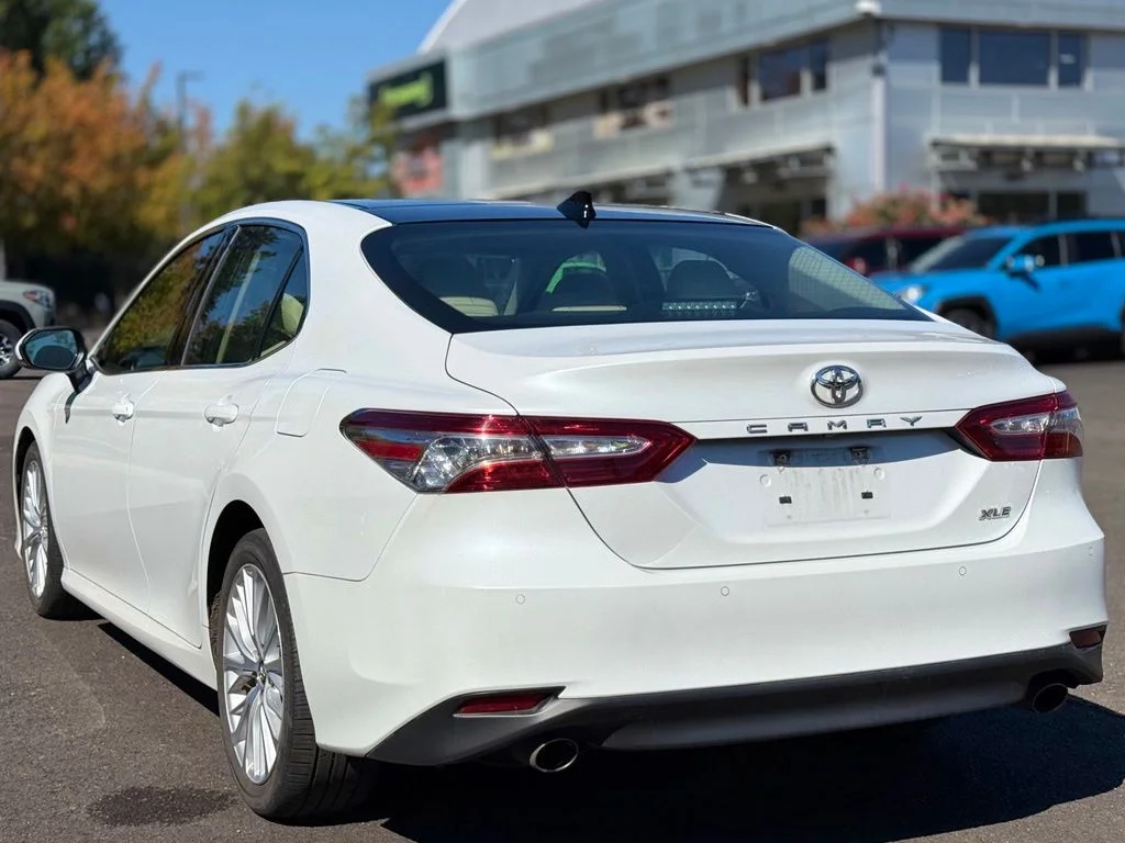 Used 2018 Beige Toyota XLE image 3