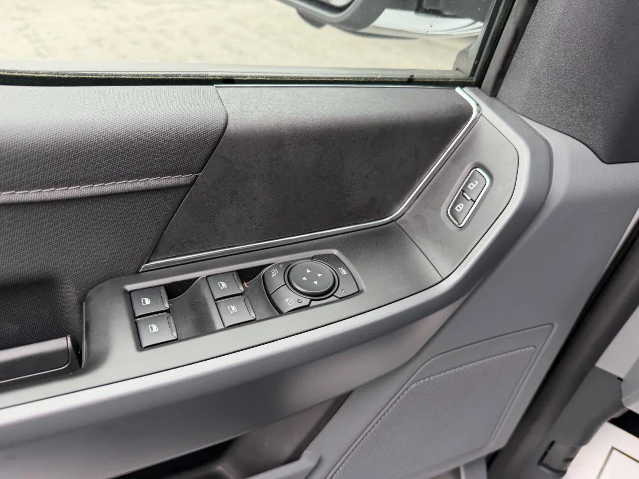 New 2026 Oxford White Ford XLT image 5