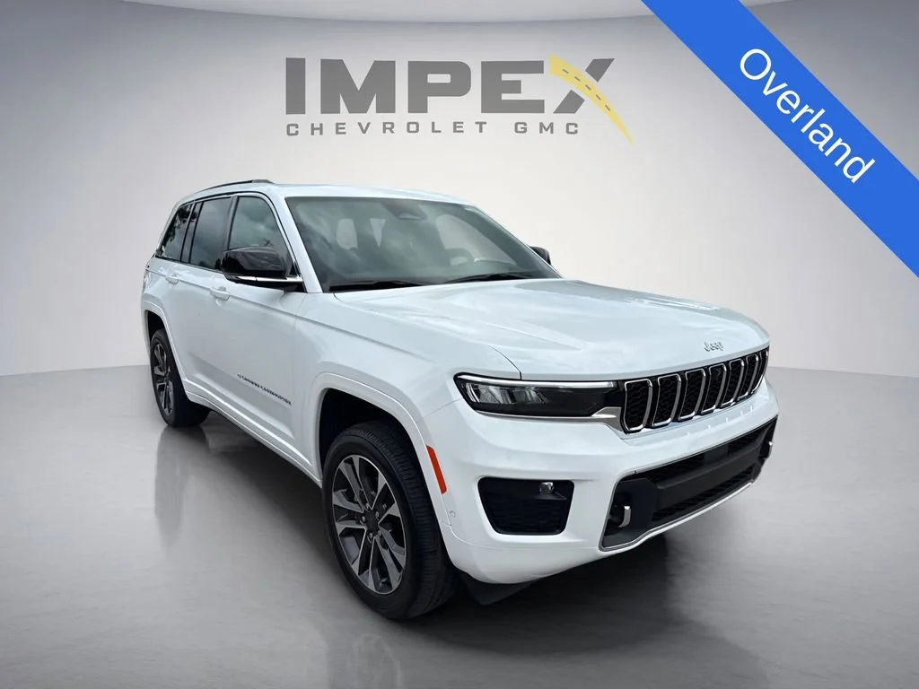 Used 2025  Jeep Overland image 7