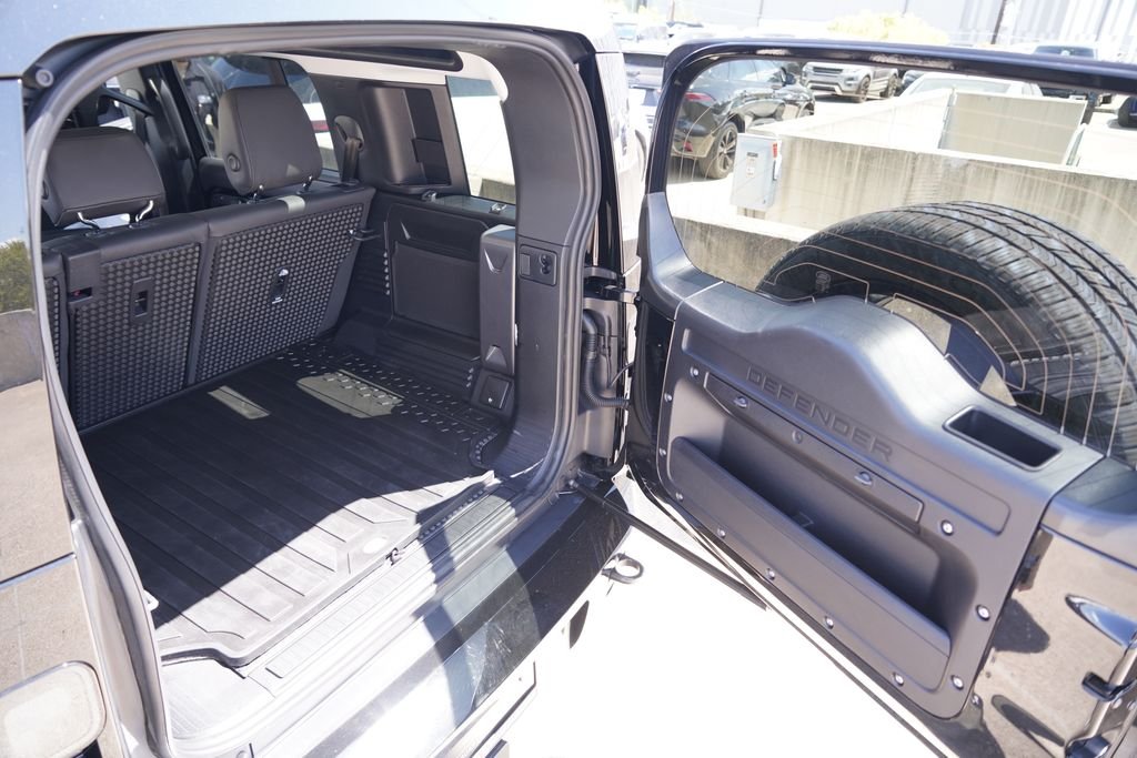 Used 2026 Black Land Rover X-Dynamic SE image 33