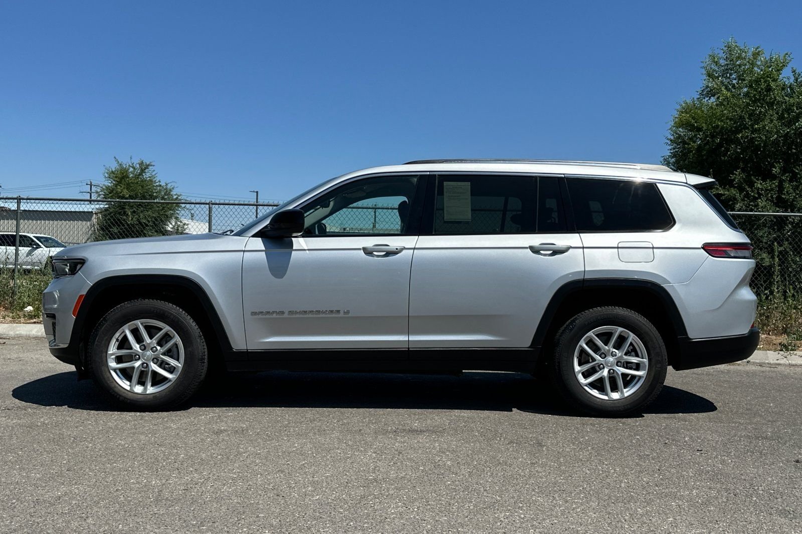 Used 2023 Silver Jeep Laredo image 7