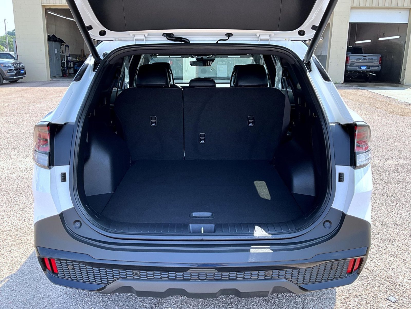 Used 2025 White Kia X-Pro Prestige image 9