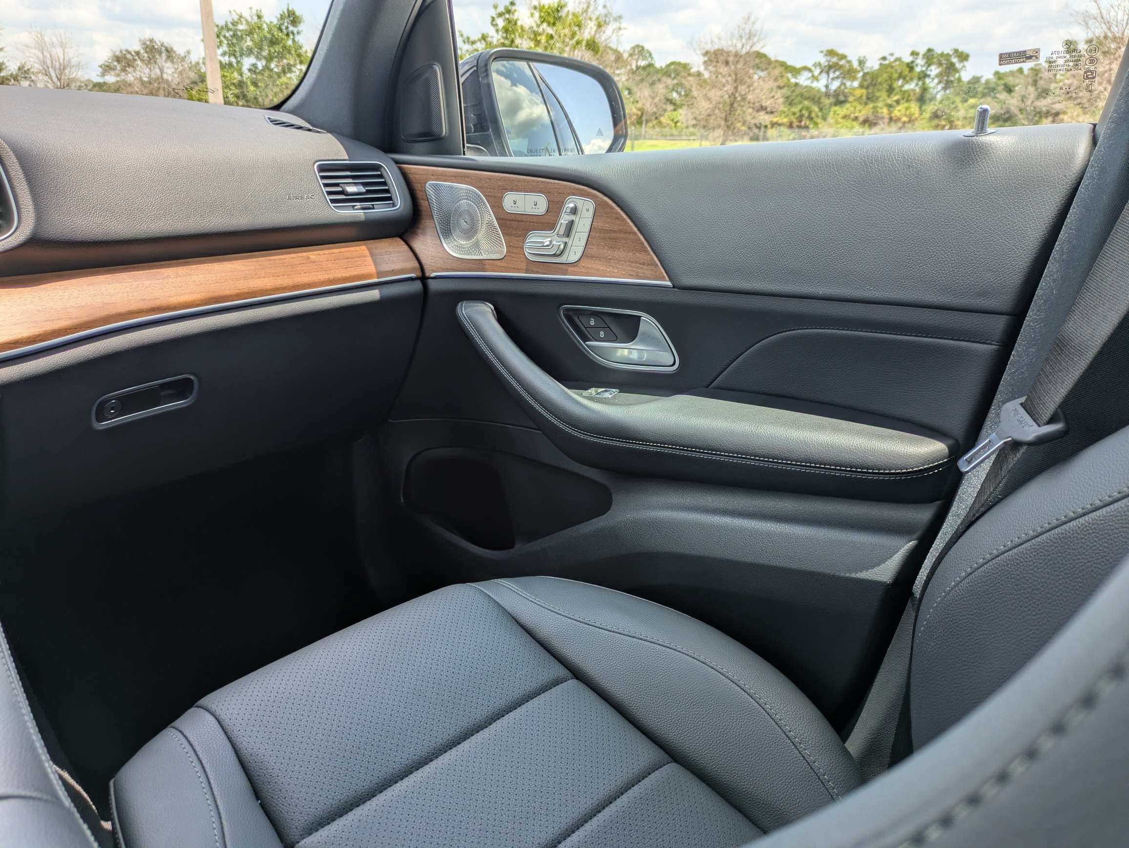 Used 2025 Obsidian Black Metallic Mercedes-Benz GLE 350 image 17