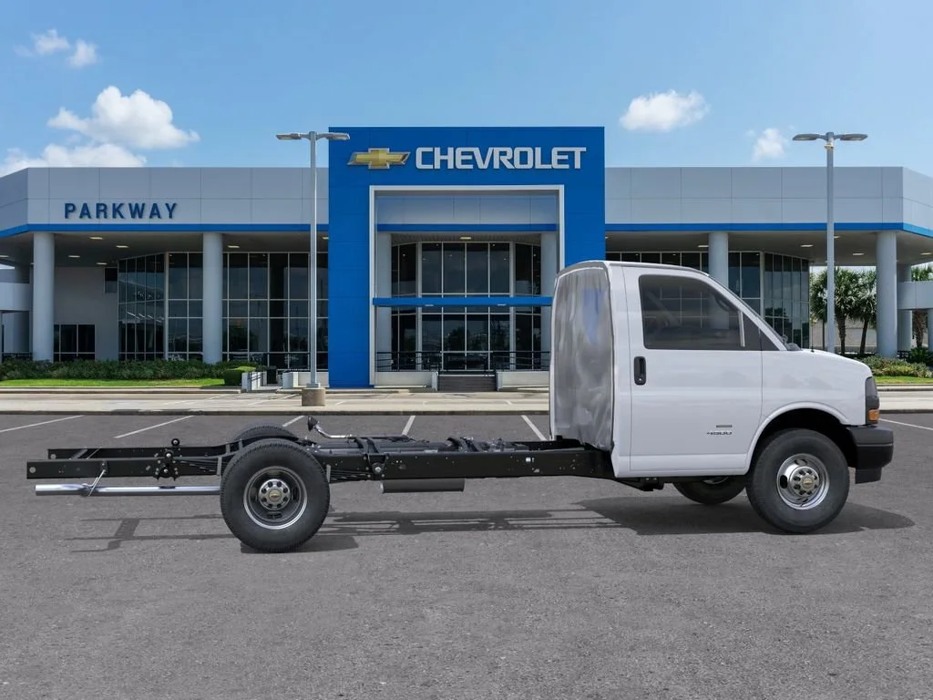 New 2026 Summit White Chevrolet 2WT image 5