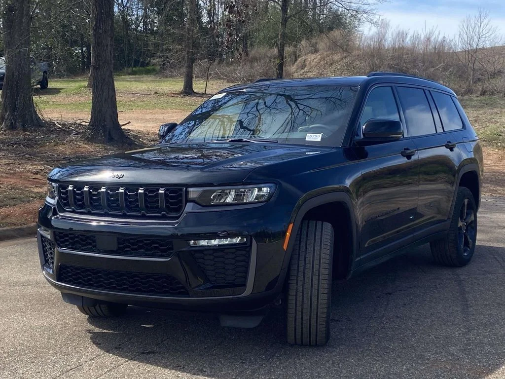 New 2026 Diamond Black Crystal Pearl-Coat Exterior Paint Jeep Limited image 3