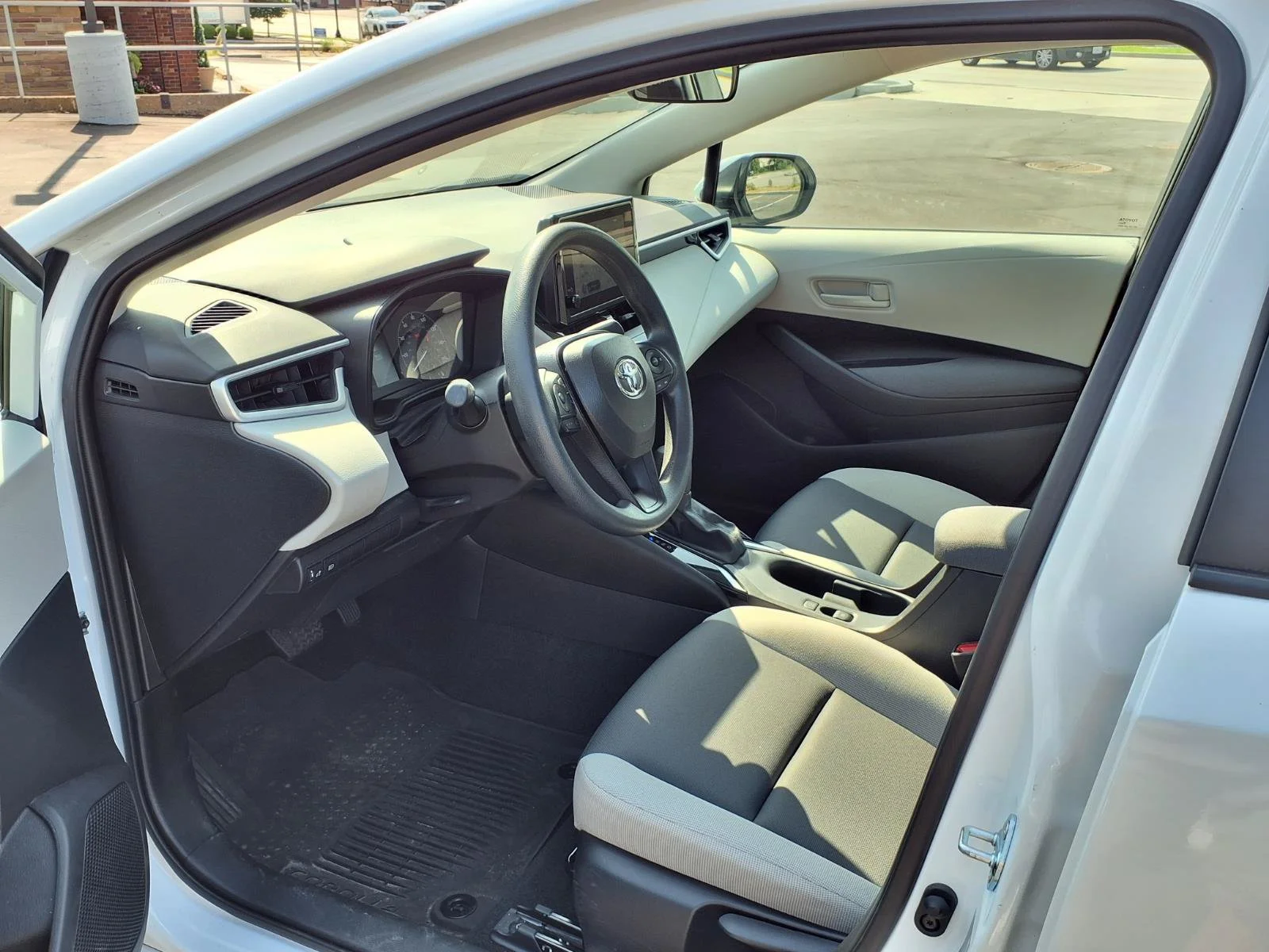 Certified Used 2025 Pearl Toyota LE image 20