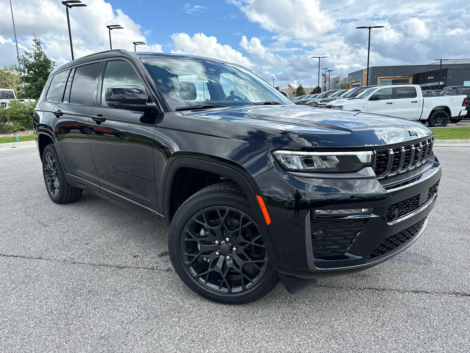 New 2026 Diamond Black Crystal Pearl-Coat Exterior Paint Jeep Laredo Altitude image 2
