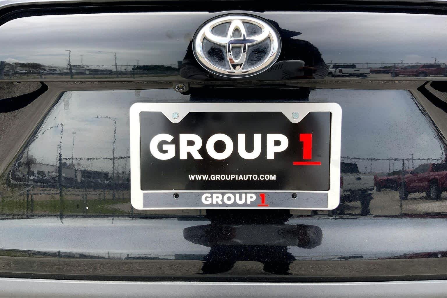 Used 2021 Midnight Black Metallic Toyota XLE Premium image 10
