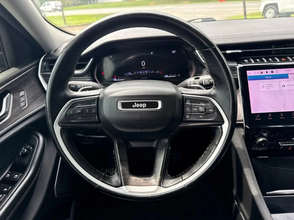 Used 2022  Jeep Limited image 16