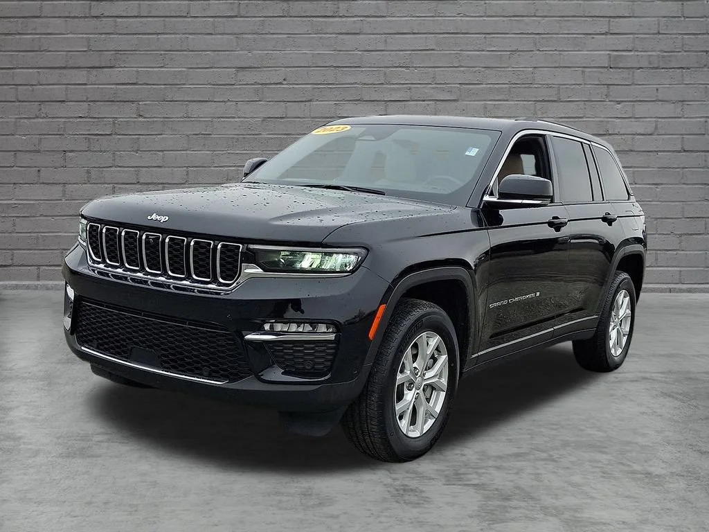 Used 2023 Diamond Black Crystal Pearlcoat Jeep Limited image 5