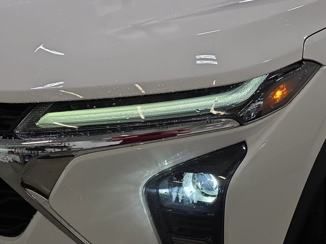 Used 2024 White Chevrolet LT image 28