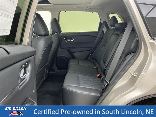 Used 2025 Champagne Silver Metallic Nissan Platinum image 19